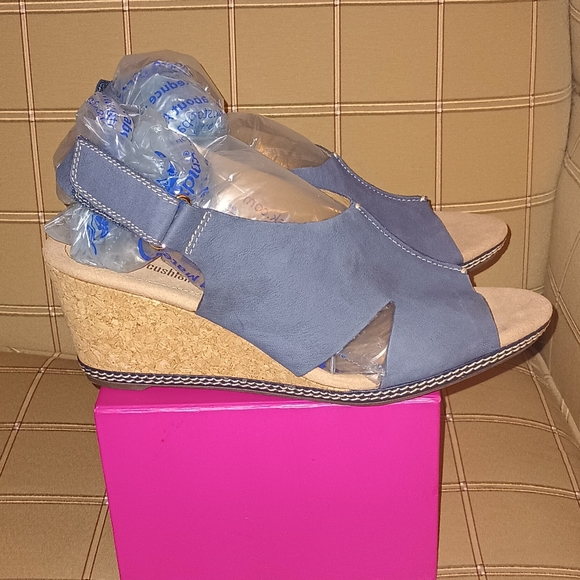NWOB Clarks Designer Sandals (11) - Picture 2 of 5